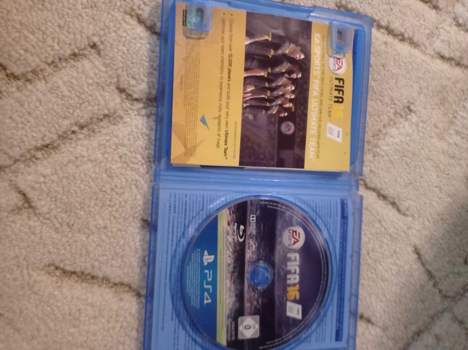 Продава се игра за ПС4, ФИФА 16, с всички книжки