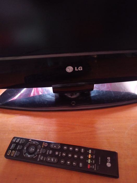Vând tv marca L G diagonala 82 cm