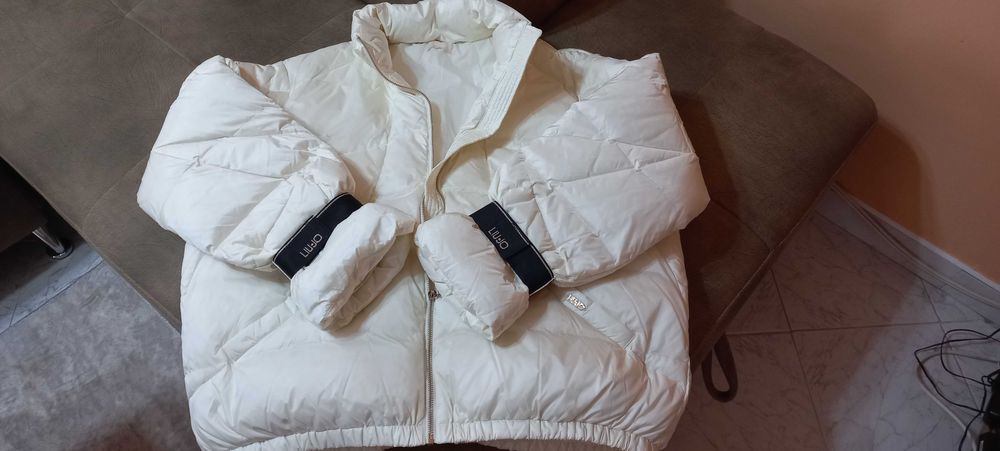 Продавам чисто ново дамско яке LIU JO, размер XL.