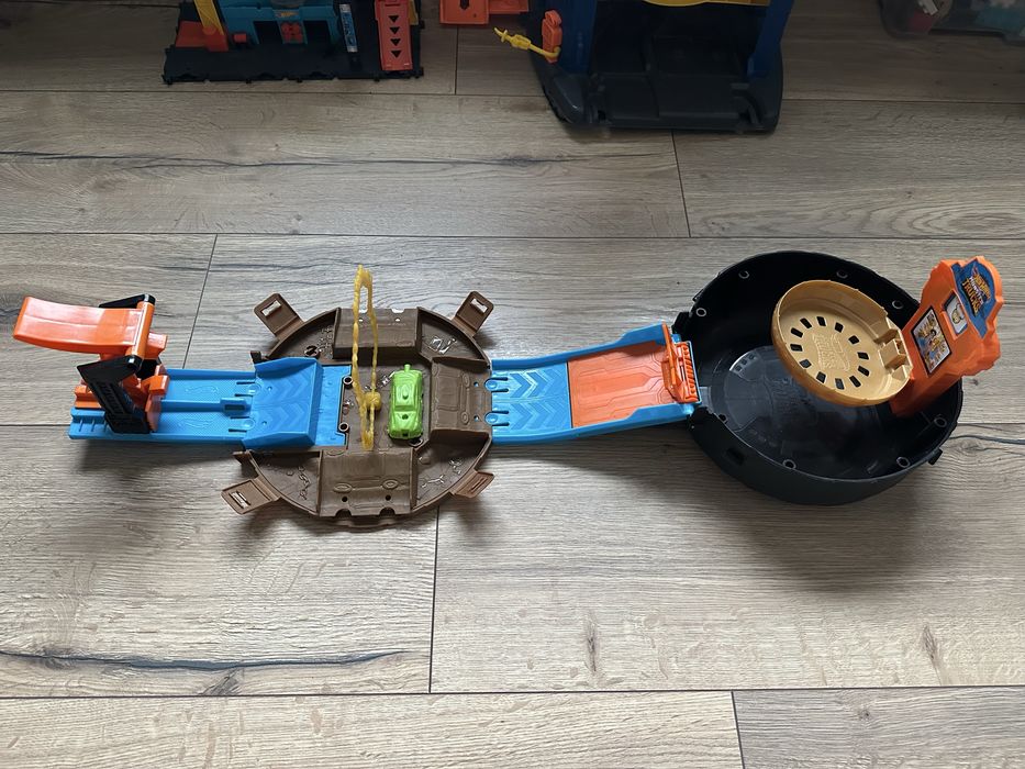 Писта Hot Wheel и Fisher price