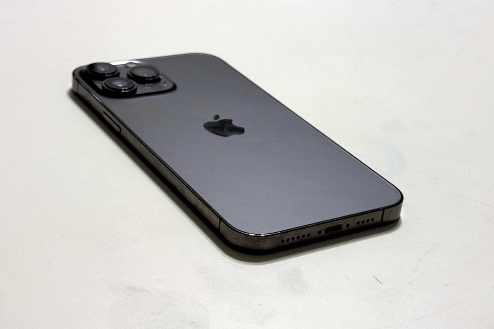 Apple iPhone 13 Pro Max 256GB Graphite, defect cameră, husă inclusă