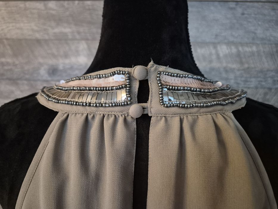 Rochie K Woman bej/kaki cu decolteu bijuterie, brodat cu mărgele și paiete – mărime 42
