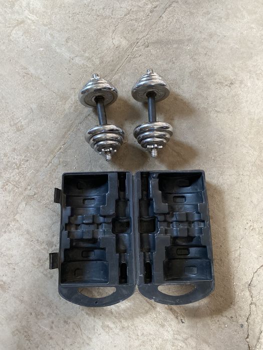 Гантел с съёмными блинами для фитнеса.