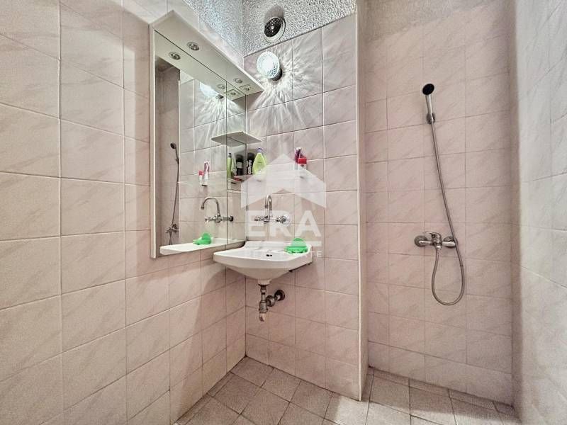 Продава се Тристаен апартамент в София, Яворов - 110 кв.м за 3810 €/кв.м - Снимка #8