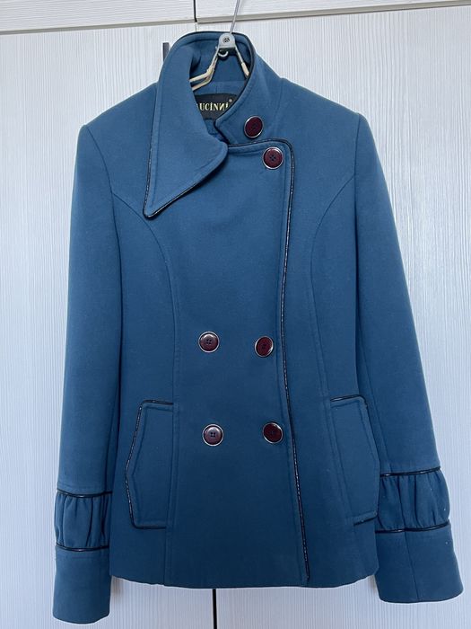 Продается короткое пальто