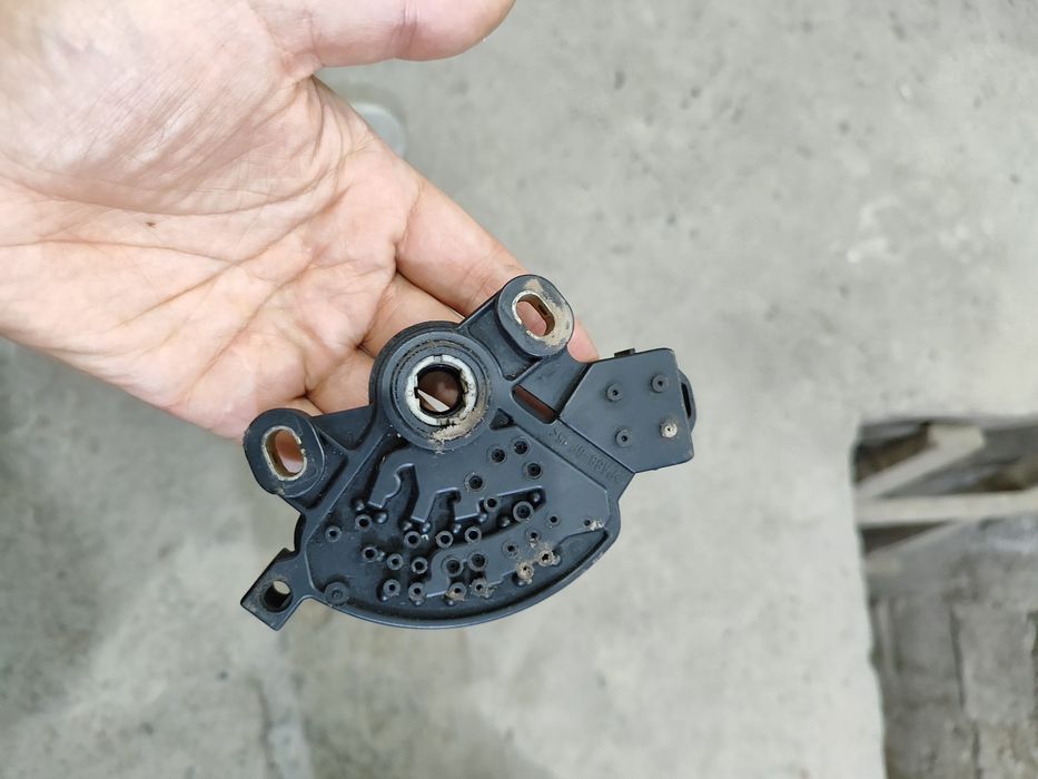 Датчик положения селектора АКПП или патенциометр.