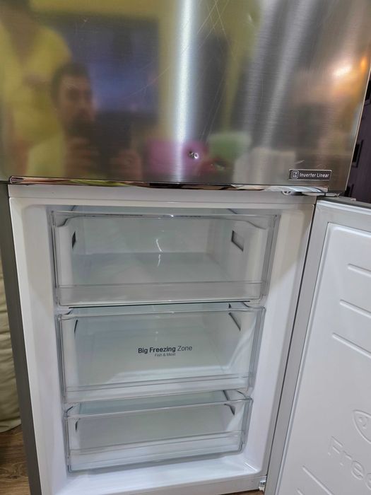 Хладилник с долен фризер