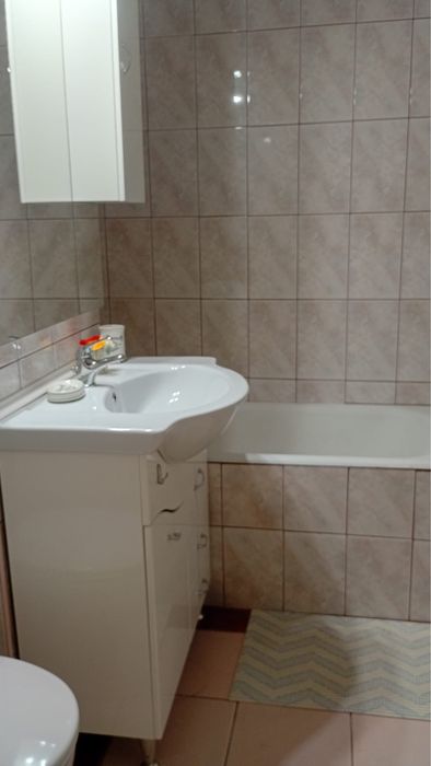 Apartament de închiriat- spațios, stradal,poziție excelentă