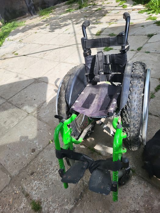 Scaun cu rotile pentru persoane cu dizabilitati