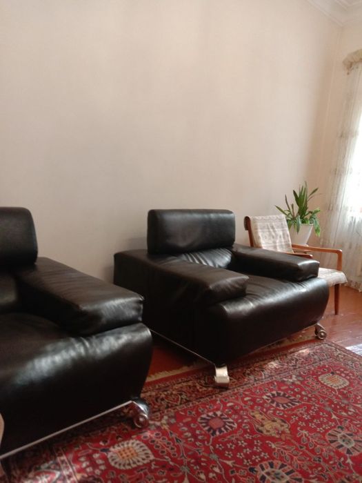 Офисные кожанные кресла.Количество 2 штуки. Объёмные, корпуса металлич