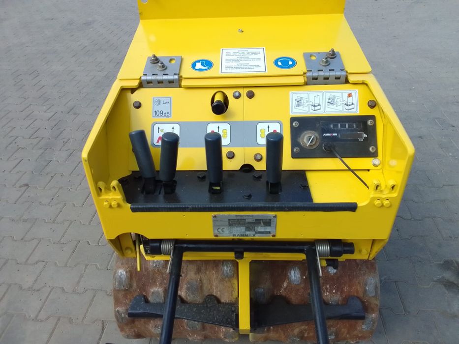 De vanzare sau da inchiriat vibrocompactor cu picior de oaie