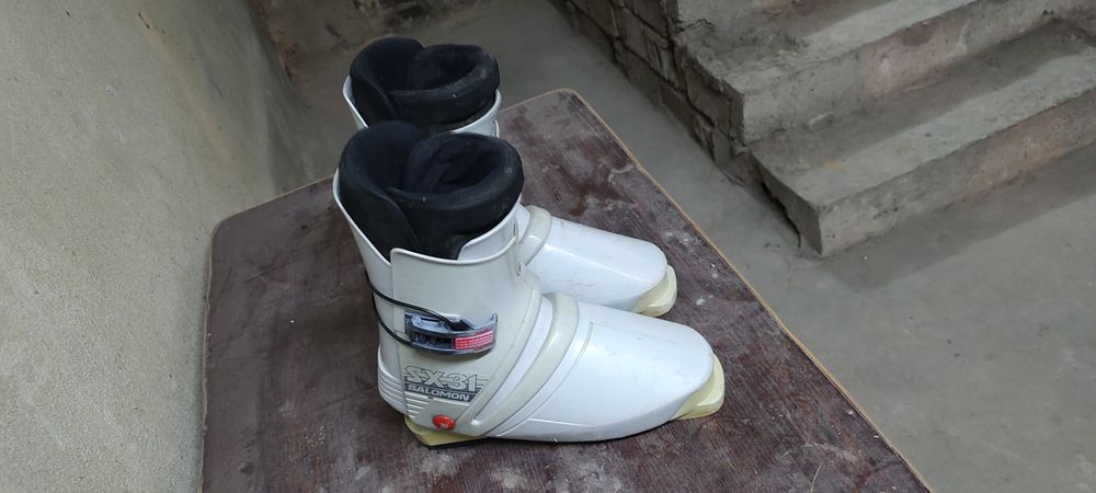 Продавам ски,щеки,обувки