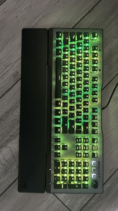 Roccat Vulcan 120 AIMO RGB механична клавиатура-Нова