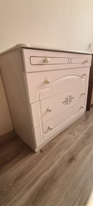Комод и прикроватные тумбы