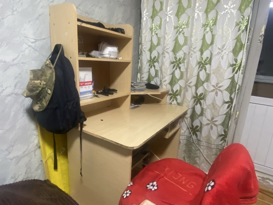 Стол с полками