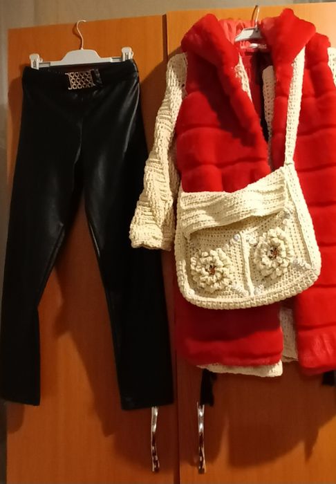 Posetă traditionala, crosetata din lână,  fetita