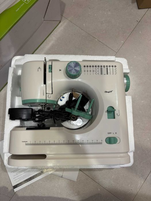 Мини преносима шевна машина