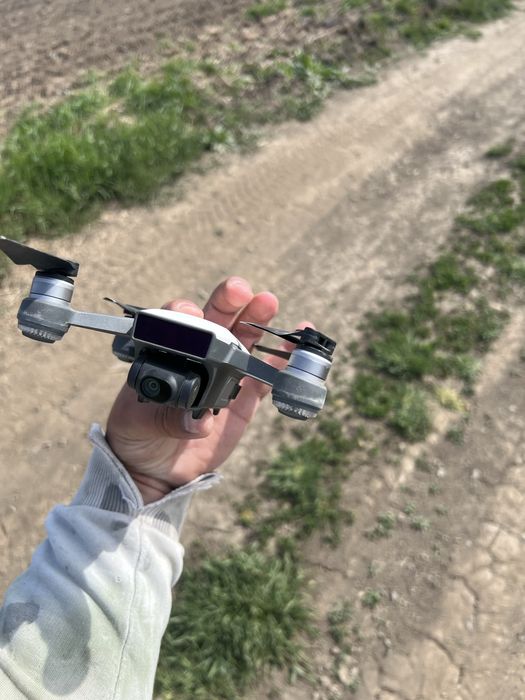 Vând drona dji spark o baterie +inălțătoare cumparate +cutie