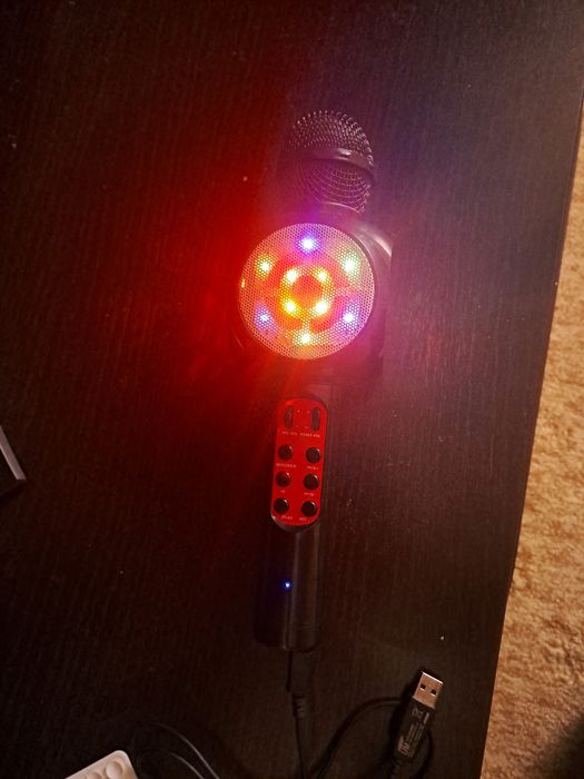 Продам синтезатор пианино с микрофоном