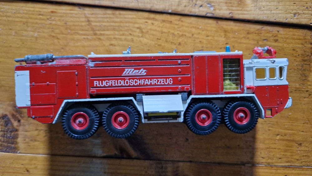 Vând machetă la scară din fier mașină de pompieri