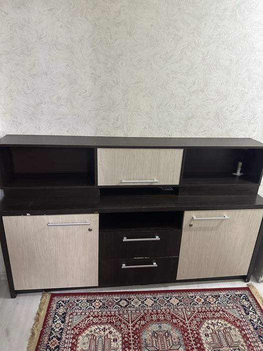 Шкаф с навесными полками