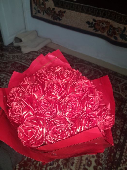 sinel va atlas lentadan yasalagan gullar,qo'l mehnatida