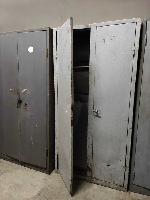 Dulap metalic cu rafturi – ideal pentru garaj, atelier sau depozit