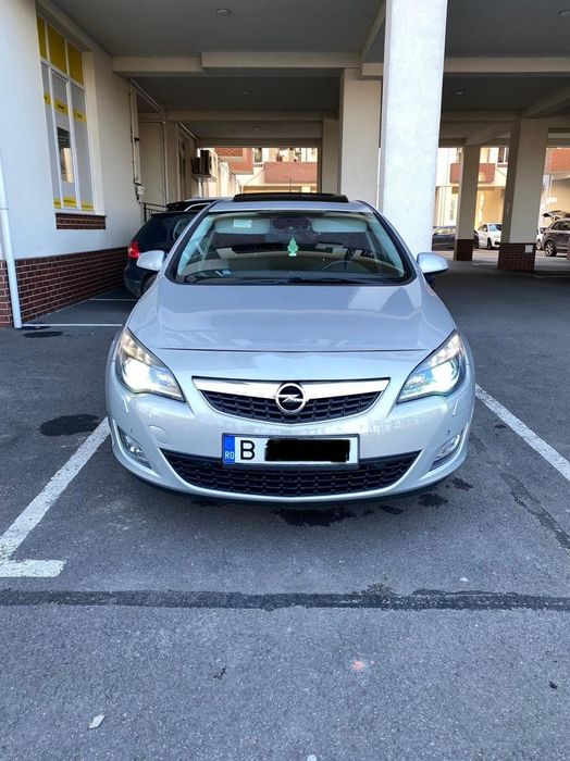 Vând Opel Astra j 2010