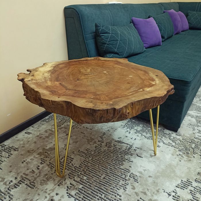 Журнальный столик из натурального дерева