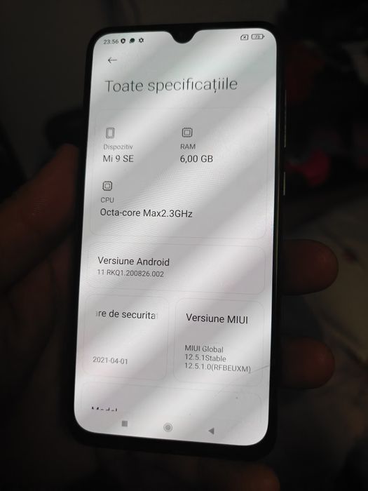 Vând sau Schimb Xiaomi Mi 9se Fisurat Ușor Și Samsung A16 5G