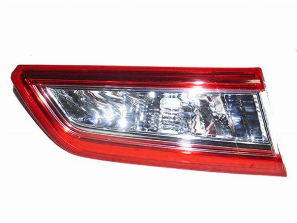 Фонарь в крышку багажника Toyota Camry