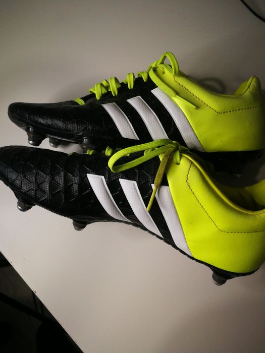 Ghete de fotbal cu crampoane de fier