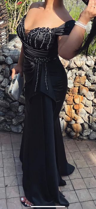 Елегантна рокля с камъни и мъниста