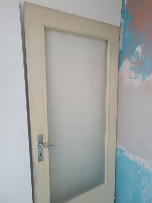 Врата със стъкло и брава