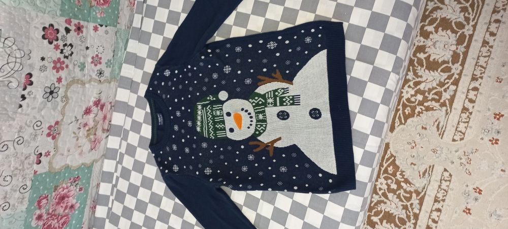 Продам новогодний джемпер рр 8-9 лет