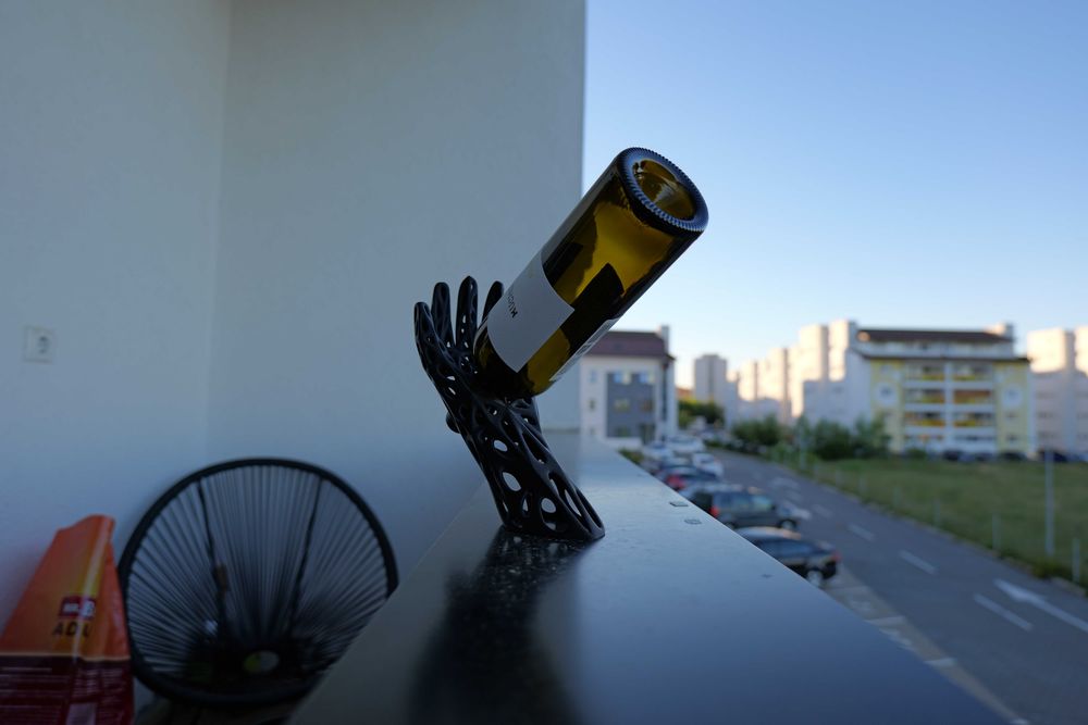 Suport Vin în Formă de Mână – Printat 3D