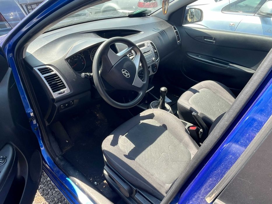 Dezmembrez Hyundai I20 1,2 benzina albastru 2009