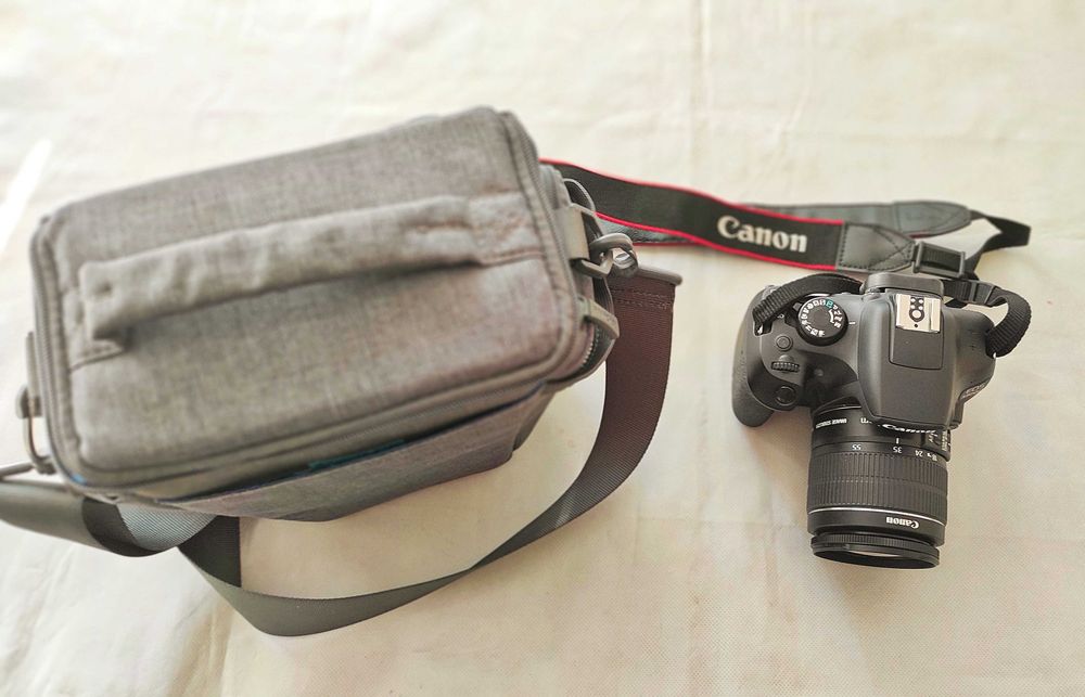 Фотоапарат Canon 1300D с калъф и стойка