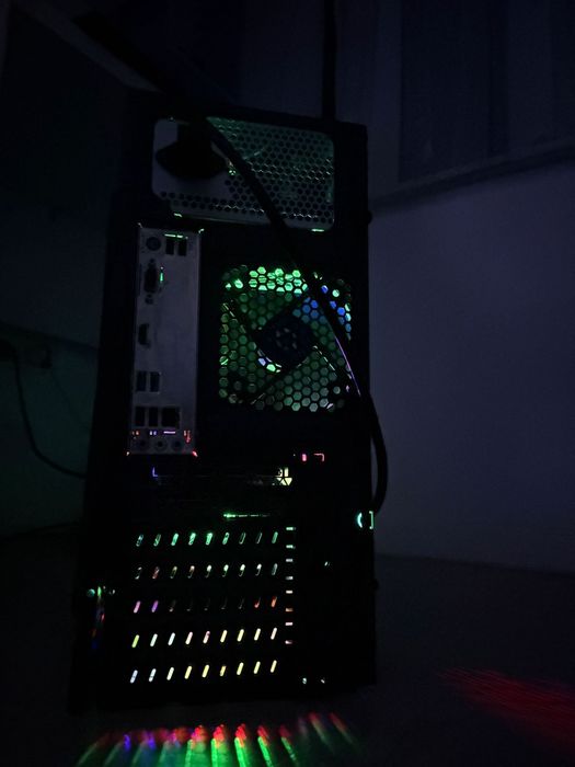 Calculator de Gaming cu căști, mouse și webcam