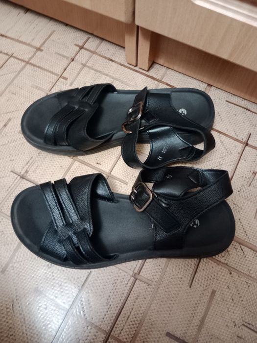 Продам сандали для девочек