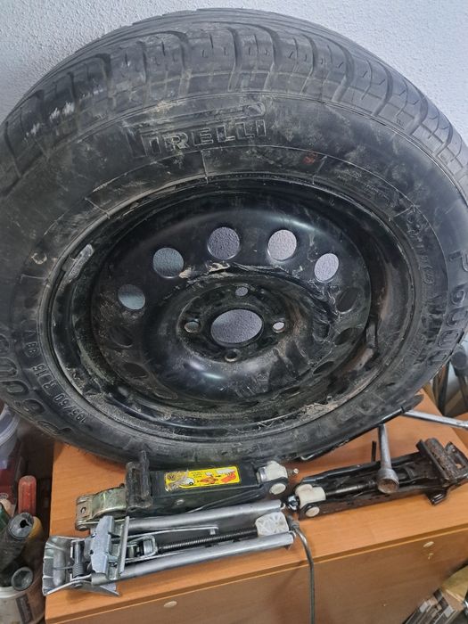 Резервни гуми с крикове ключ кука