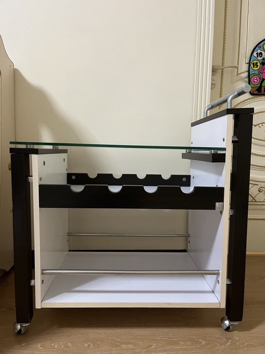 Сервировочный столик на колесах