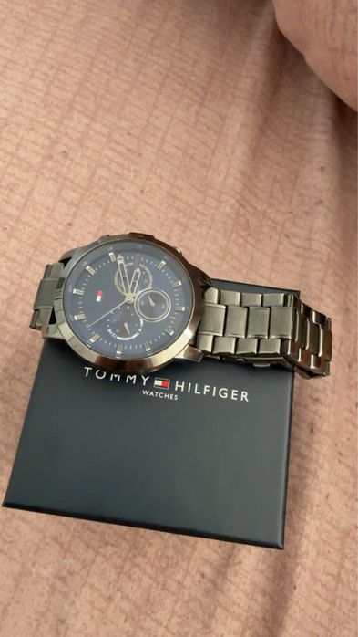 Продавам мъжки часовник Tommy Hilfiger