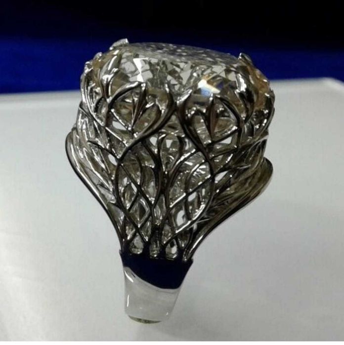 Продам серебряный женский перстень с чайным топазом