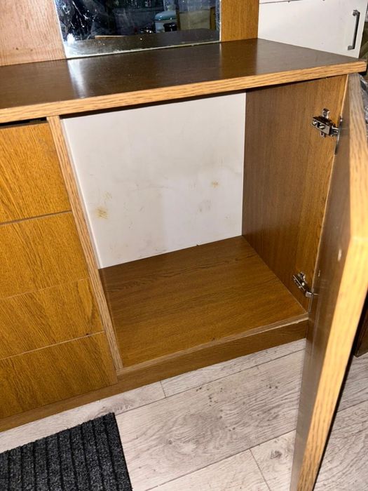 Тумба с зеркалом и полочками