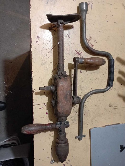 Ръчна бормашина и манивел