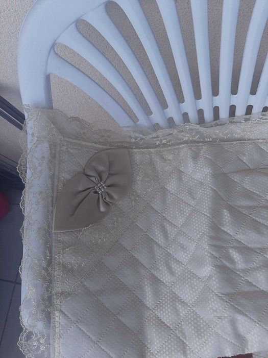 Луксозно покривало за спалня с дантели и панделки. Две калъфки