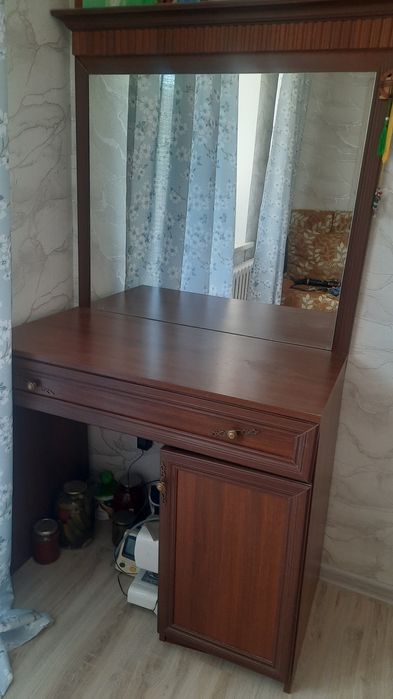 Продаётся комод с зеркалом
