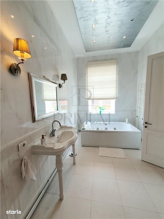 Neptun - 3 Camere - Spatioas - Inalt - Renovat - 2 Bai - Vila Istorica