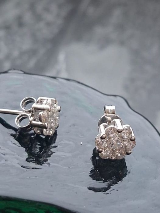 Cercei superbi din aur de 18k si diamante naturale.